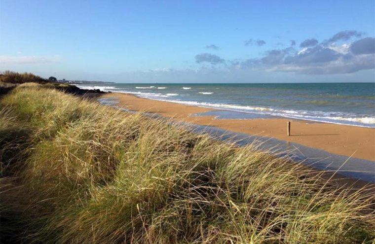 Les Pieds Dans L'Eau - Acces Direct A La Plage Bernieres-sur-Mer Luaran gambar