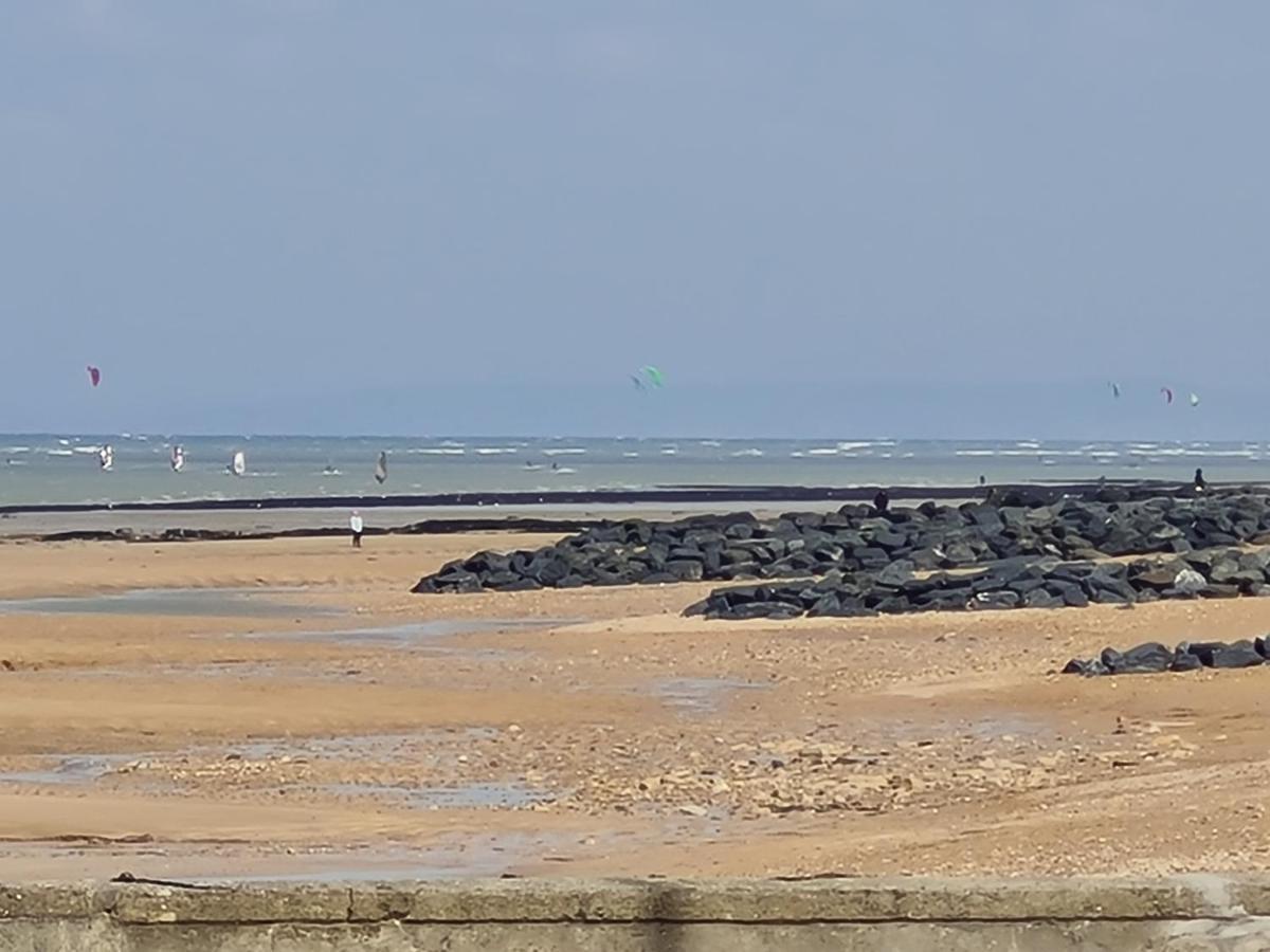 Les Pieds Dans L'Eau - Acces Direct A La Plage Bernieres-sur-Mer Luaran gambar