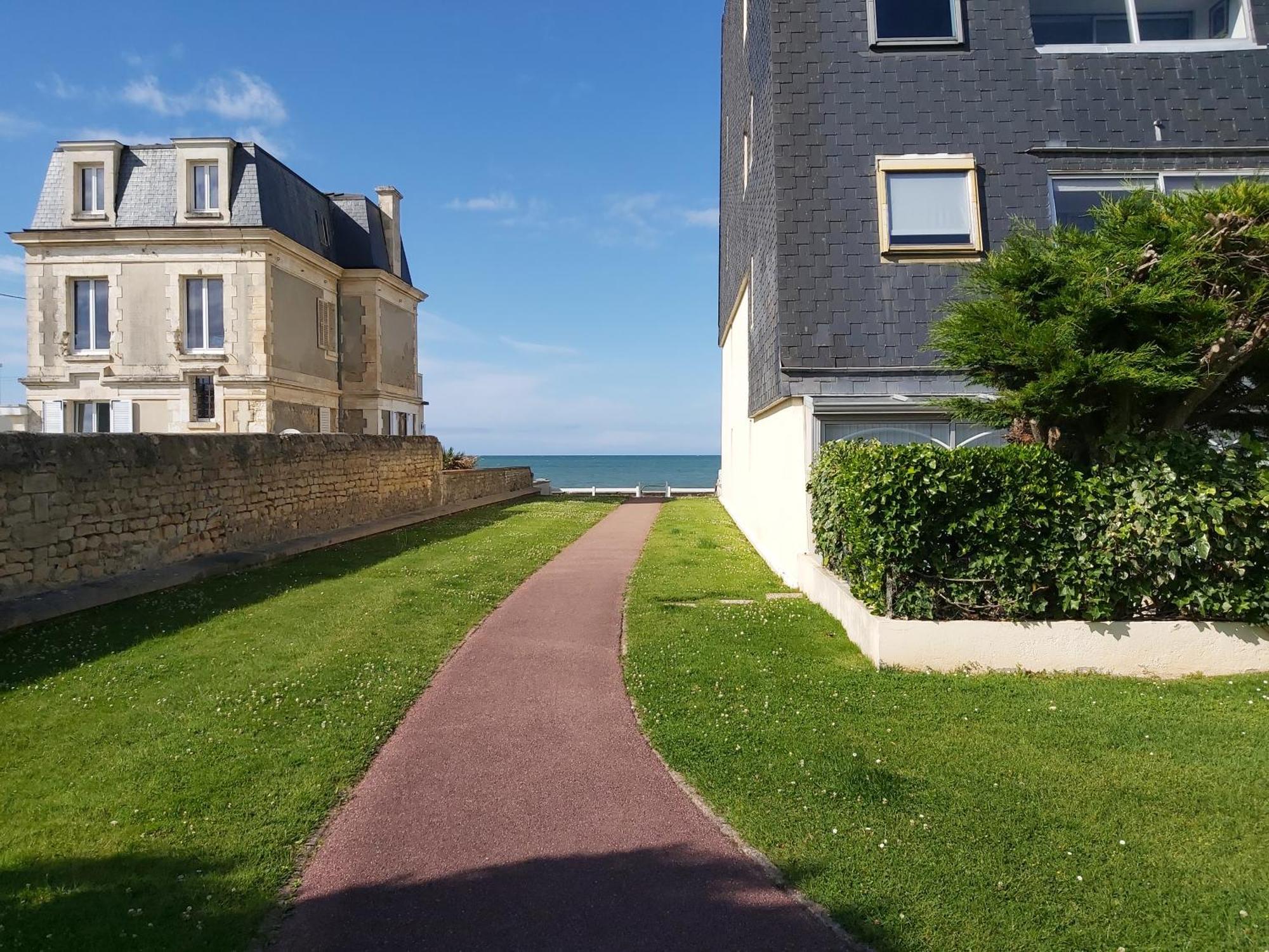 Les Pieds Dans L'Eau - Acces Direct A La Plage Bernieres-sur-Mer Luaran gambar