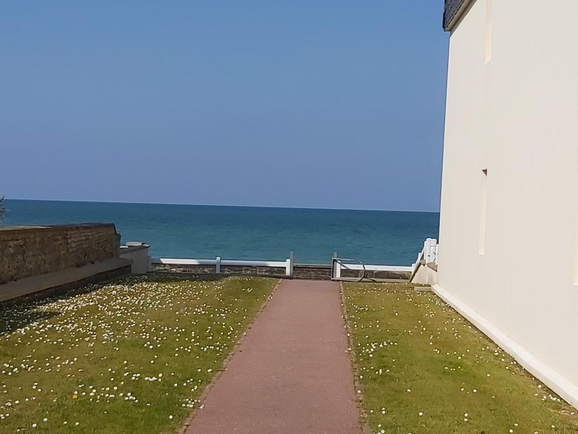 Les Pieds Dans L'Eau - Acces Direct A La Plage Bernieres-sur-Mer Luaran gambar